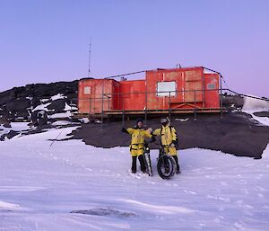 Graham and Jason D with their bikes in front of Brookes hut.