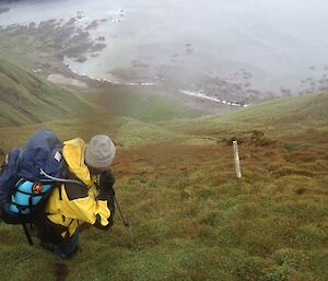 The "grassy jump down" access to Hurd Point