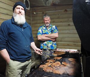 Paul cooks the tradie’s barbeque, Scotty supervising