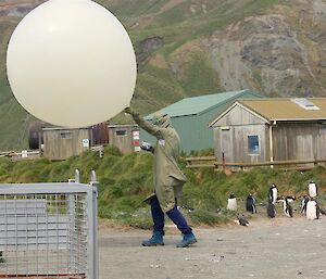 BoM observer releasing balloon