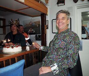 DSL Joe in brightly coloured paisley ‘party’ shirt at the bar.