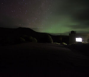 An aurora in the sky over the Bauer Bay hut