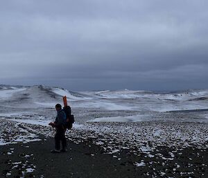 A man in a backpack on the snowy plateau