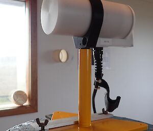 A machine that looks like a white pipe on a stand that is a Overhausser effect (total-field-intensity) magnetometer