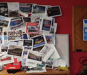 A pinboard covered in messages from other stations