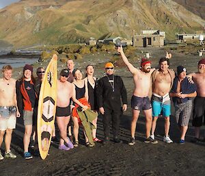 group photo on the beach of this year’s swimmers