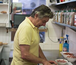 A man is making pizzas