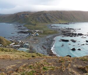 The view south along the Isthmus this week. Low cloud again on the plateau, elephant seal harem near the chopper pad has also grown in size. Can you see the small harem now just left of the clean air lab at Cosray Rocks?