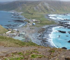 A picture of the Isthmus on a sunny day with not much wind, bit of low cloud over the plateau.