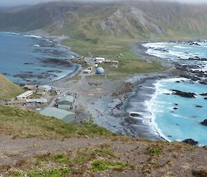 A picture of the Isthmus on a sunny day with not much wind, bit of low cloud over the plateau.