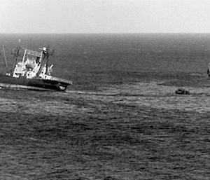 A LARC heading out to retrieve more equipment after the refloating…