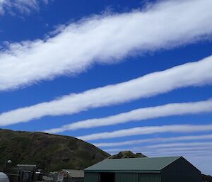 A picture of clouds that look like stripes in the sky.
