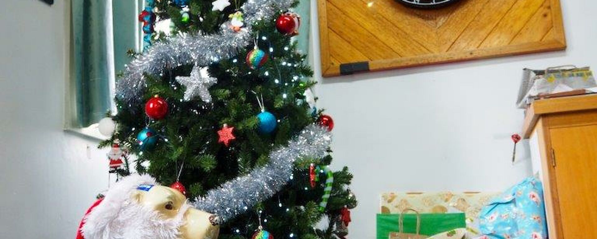 A christmas tree with presents