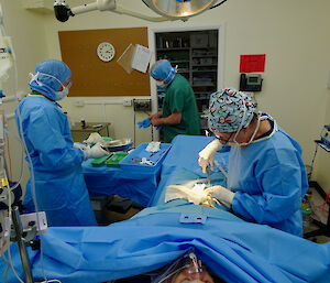 Doc Jan commences the appendicitis surgery