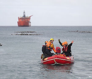 An nflatable rubber boat with the last of the watercraft operators heads for the ship after finally finishing the Macquarie Island resupply