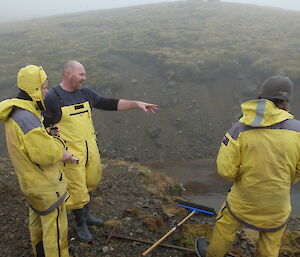 The team at the dam discuss the way to clean the dam