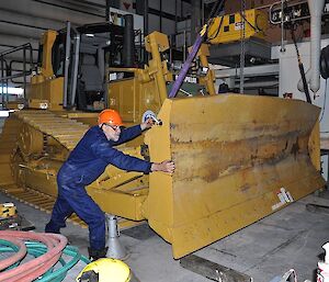 Fitting a diozer blade to the new D6 dozer