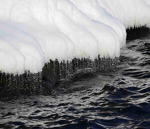 Droplets of ice under a ice curtain