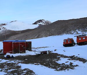 A little red hut — Fang hut with the impressive Mt Elliott in the background