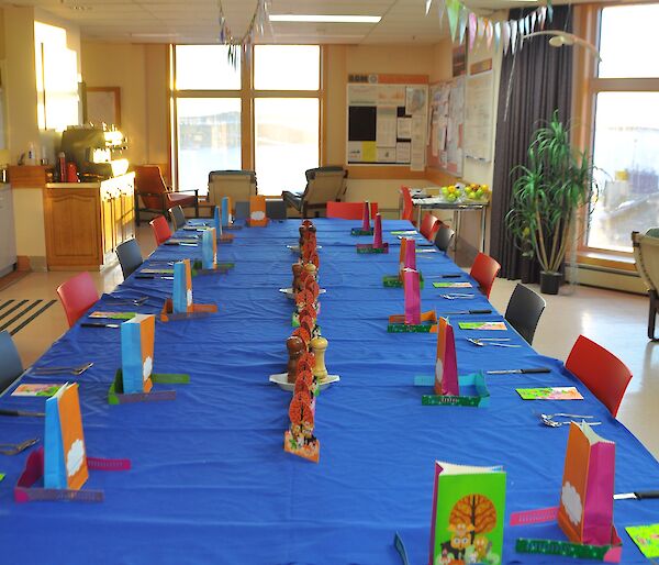 The mess table all decorated with animal theme party tricks