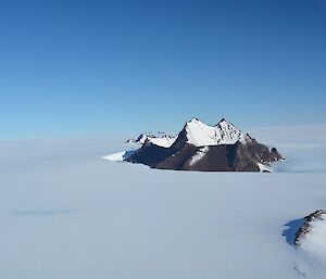 A Mountain with big peaks surrounded by snow