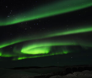 A swirling ribbon-type effect of a green aurora