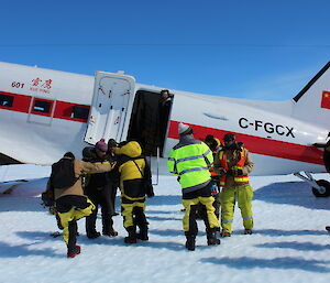 Heidi Godfrey collecting spiked chains from the departing expeditioners