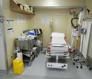 An empty resuscitation bay with a medical bed and equipment.