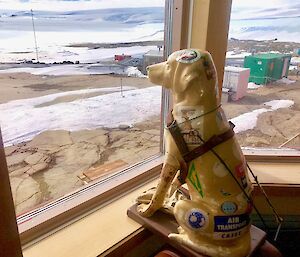 A guide dog statue in the window of the Red Shed