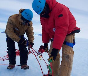 2 men build a rope rescue system