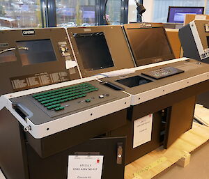 These port-side consoles contain the ship’s lights (left), controls for the drop keel (centre) and the sonar display. On the far right is the stand-alone pilot’s console.