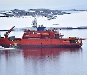 Photo of the Aurora Australis icebreaker with the white AIRBOX shipping container on the top deck.