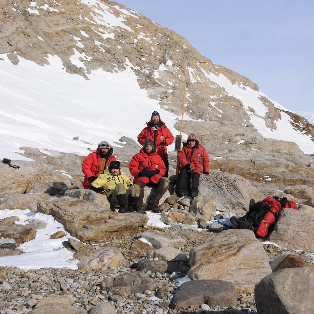 How many people live in Antarctica? Australian Antarctic Program How many people live in Antarctica? Australian Antarctic Program