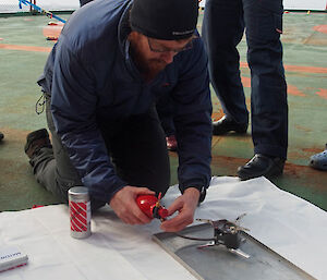 Chris demonstrates how to set up the MSR stove (Photo: Wendy Pyper)