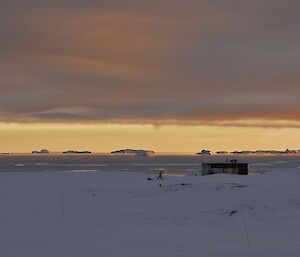 Expeditioner arriving at the Wilkes field hut having walked from Casey Station