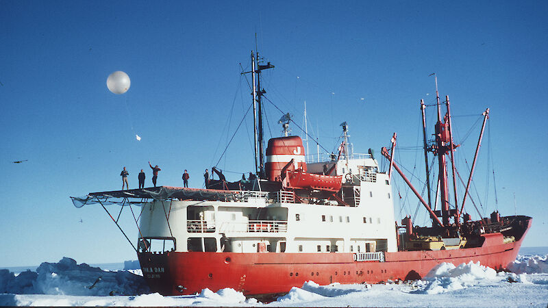 Met balloon release on board Thala Dan, Casey 1971