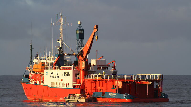 L'Astrolabe receives a load of RTA pallets from a LARC