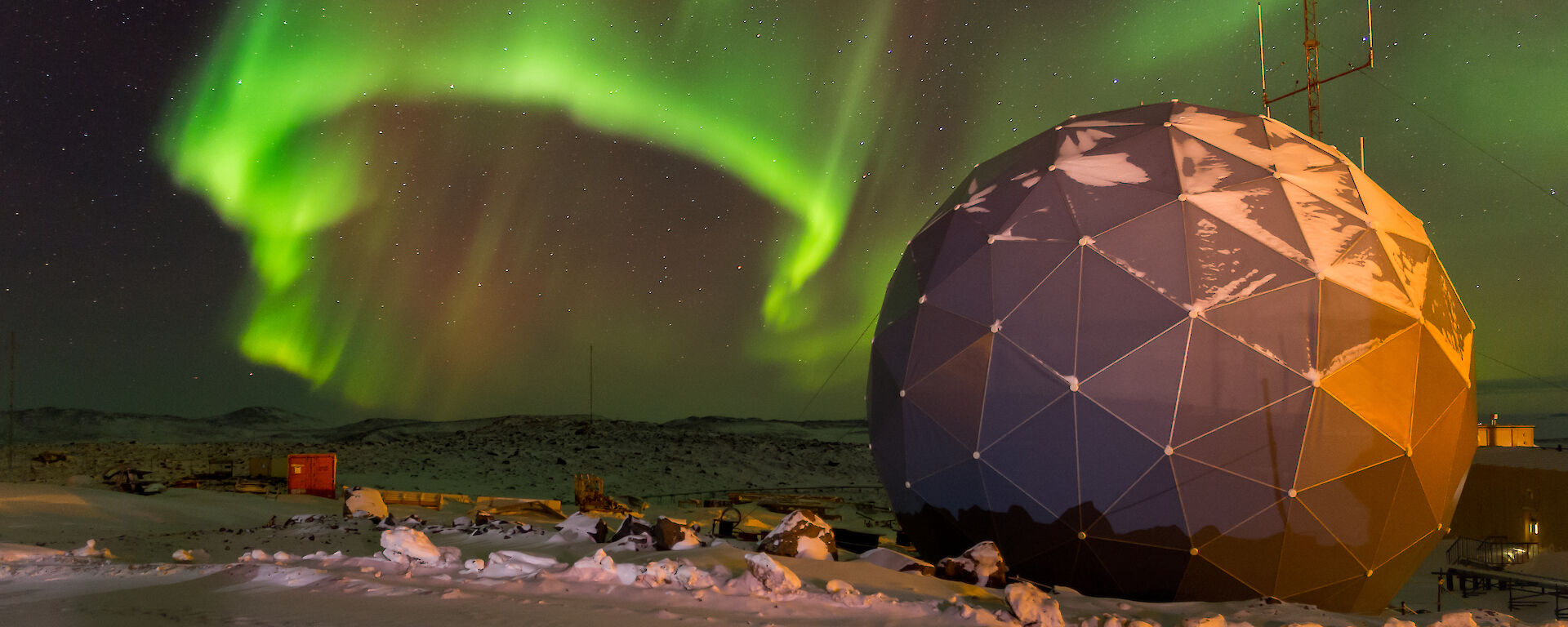 Green Aurora australis above the Davis ANAREsat dome