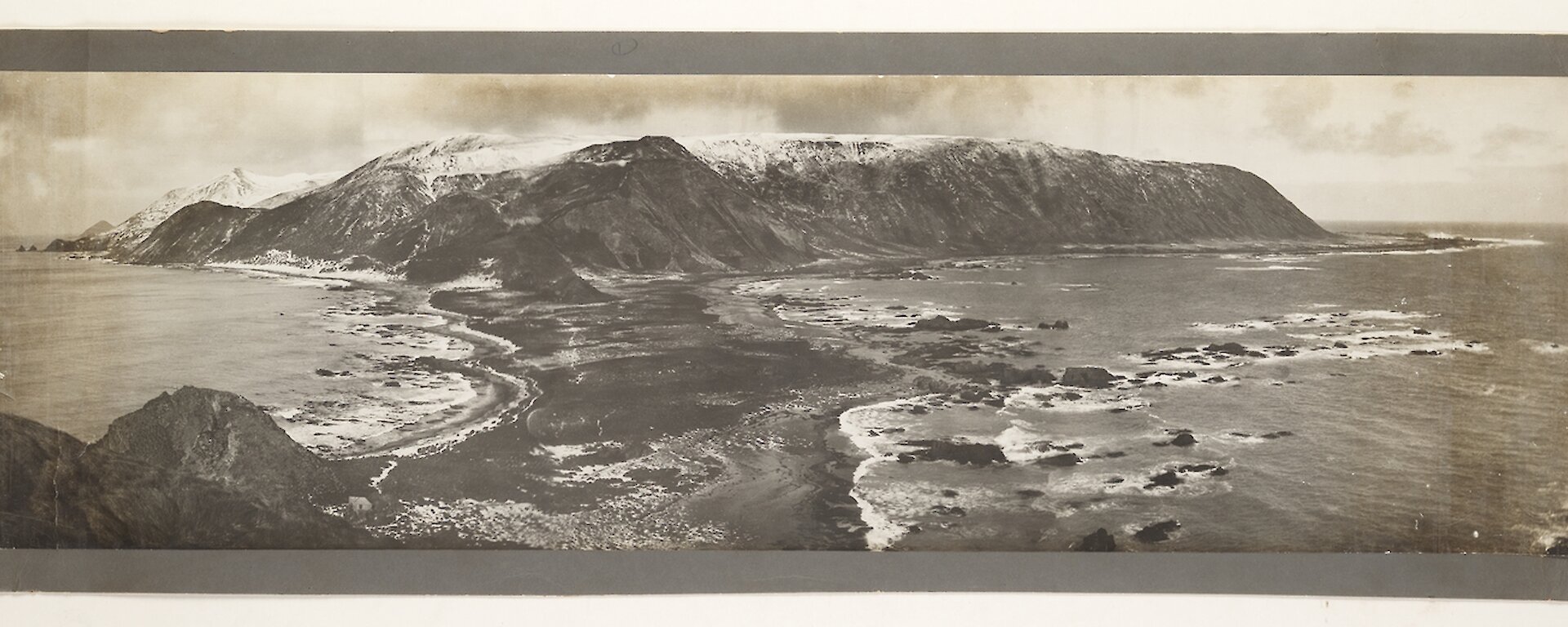 black and white photo of Macquarie Island and isthmus in 1911