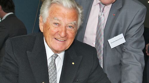 Former French Prime Minister Michel Rocard with former Australian Prime Minister Bob Hawke, signing a book.