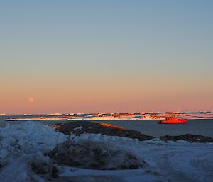 Moonset and Aurora Australis in the sun light