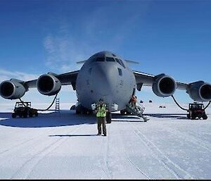 Looking after the Herman Nelsons — Keeping the C17 warm while it is beeing unloaded and loaded at Wilkins with Josh standing in front of the C17