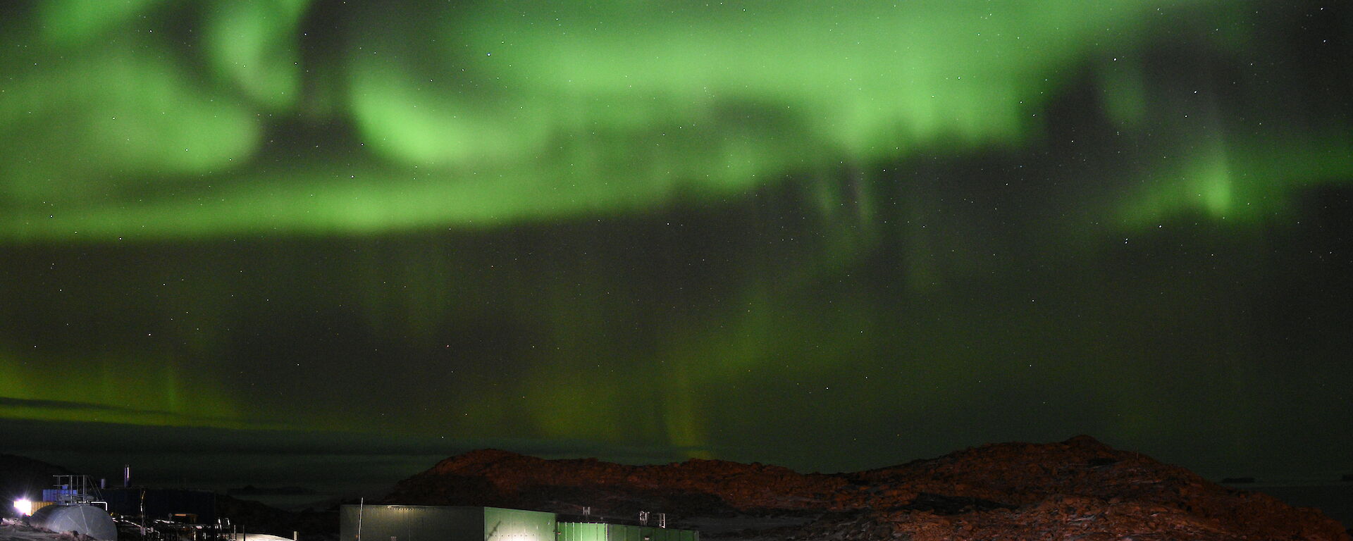 A green sheet aurora with swirls over Casey