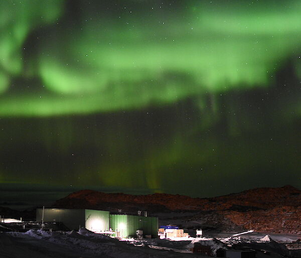 A green sheet aurora with swirls over Casey