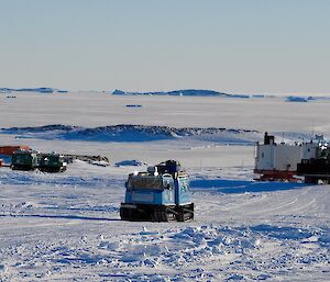 Blue hagg followed by tracktor and sled with the green hagg departing Station