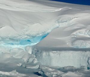 White and blue mixed together in the ice cliff