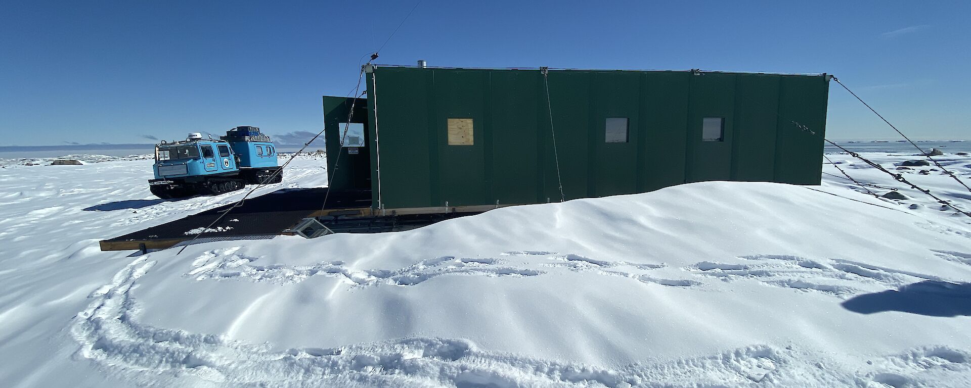 Casey transmitter hut with blue Hägglunds