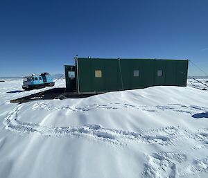 Casey transmitter hut with blue Hägglunds