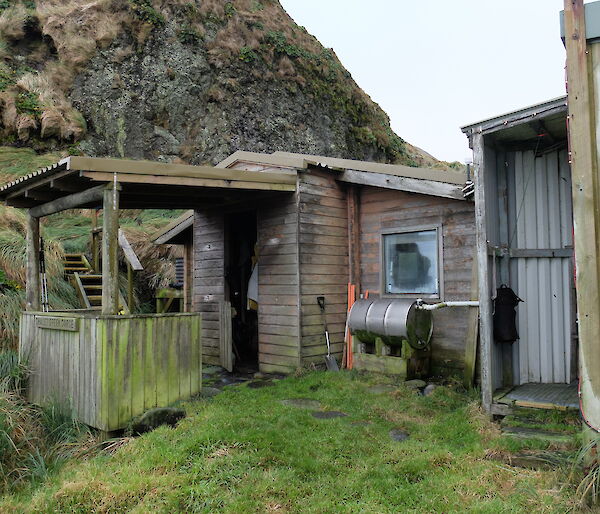 Green Gorge hut showing a tank outside the hut with pipe feed outside the hut