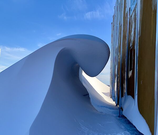 Blizz tail snow wave — Mawson Station.